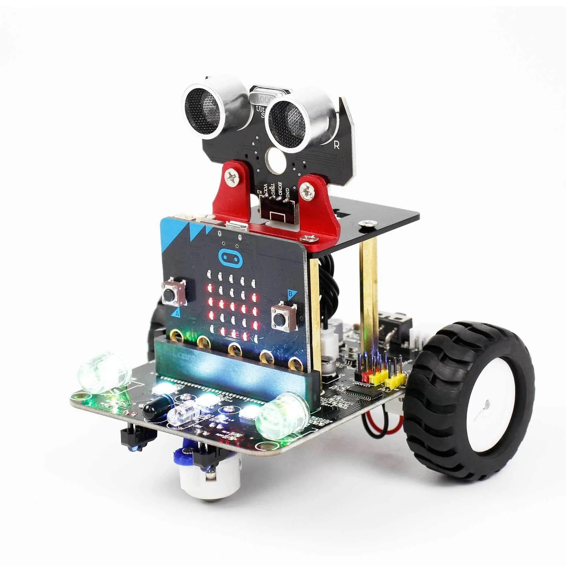 RobotsLab Pro: ребёнок собирает и программирует micro:bit робота на занятии в Таллинне